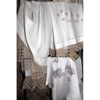 Toalha em linho com renda e bordado